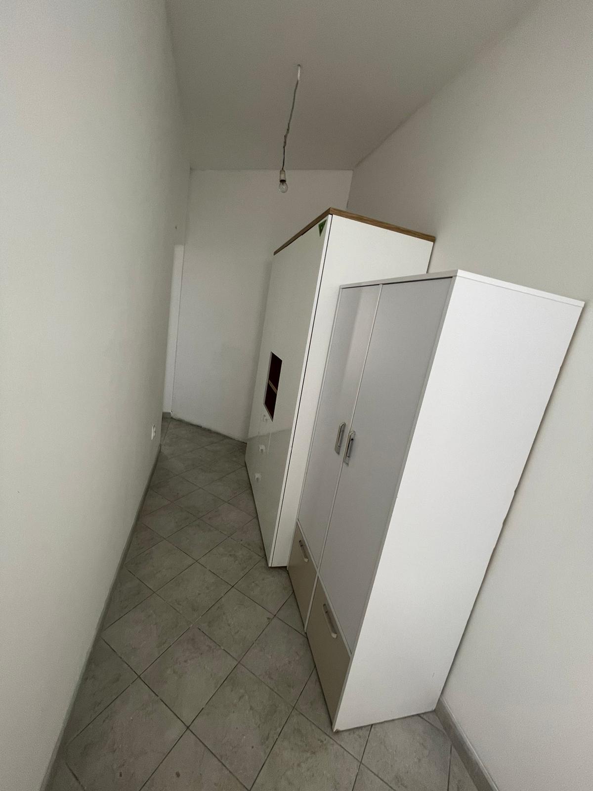 Izdajem smestaj za radnike Surcin 4