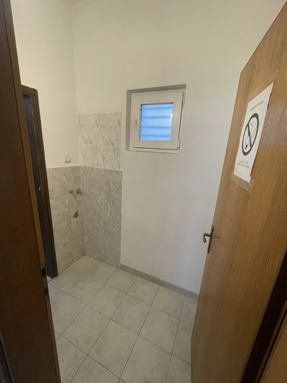 Izdajem smestaj za radnike Surcin 5