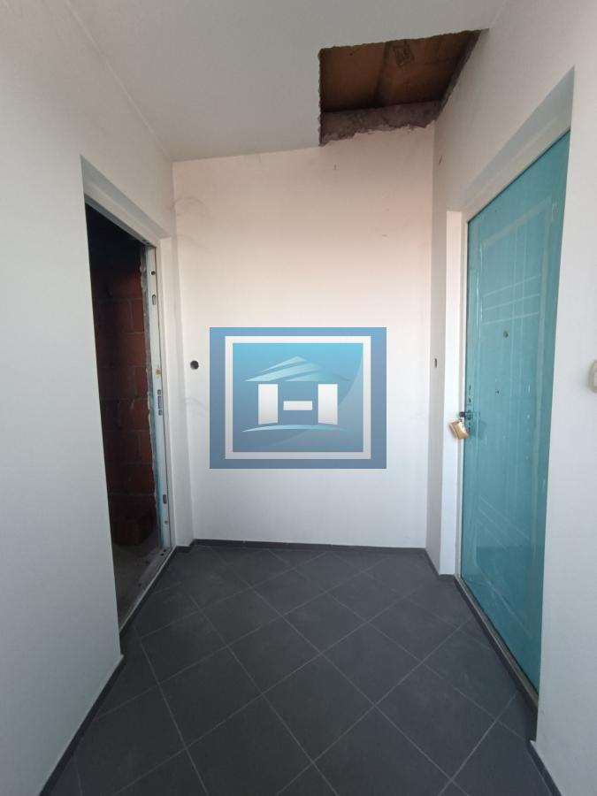 Veliki četverosoban stan koji može da se pretvori u dva manja 14