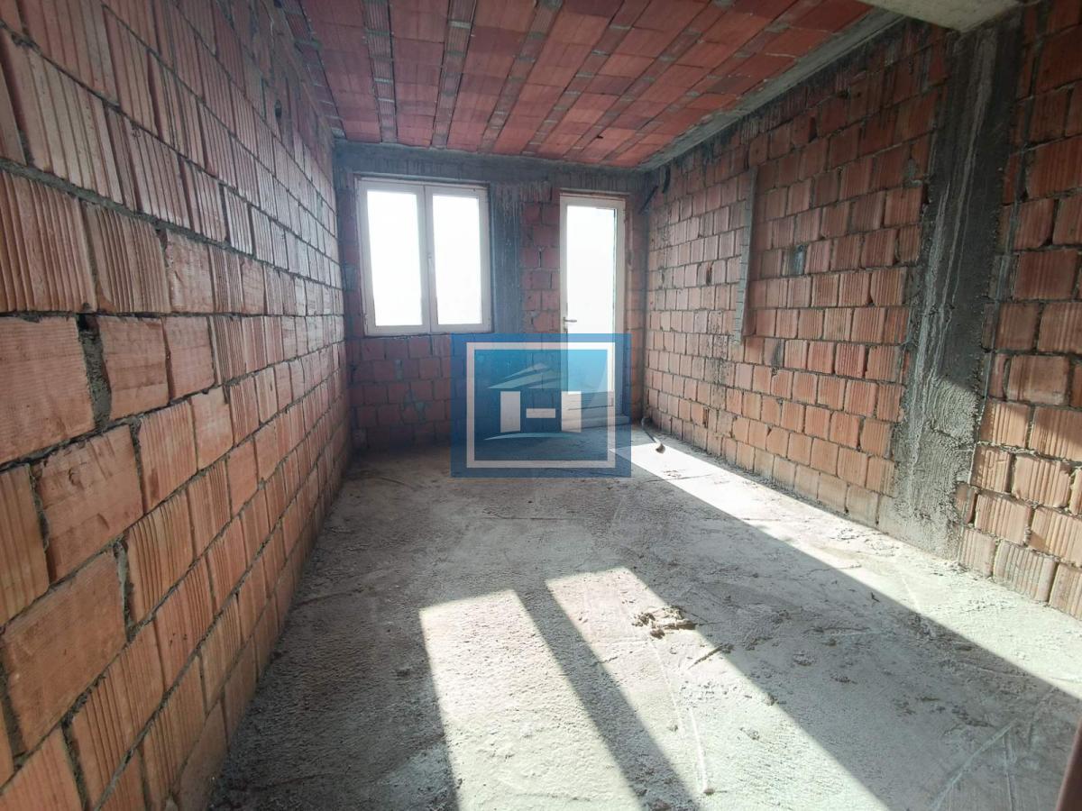 Veliki četverosoban stan koji može da se pretvori u dva manja 25