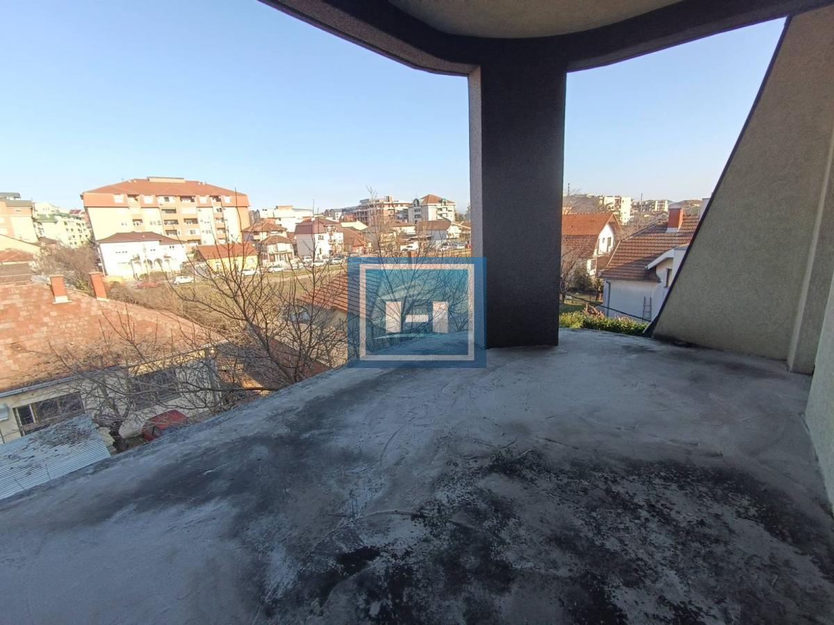 Veliki četverosoban stan koji može da se pretvori u dva manja 8