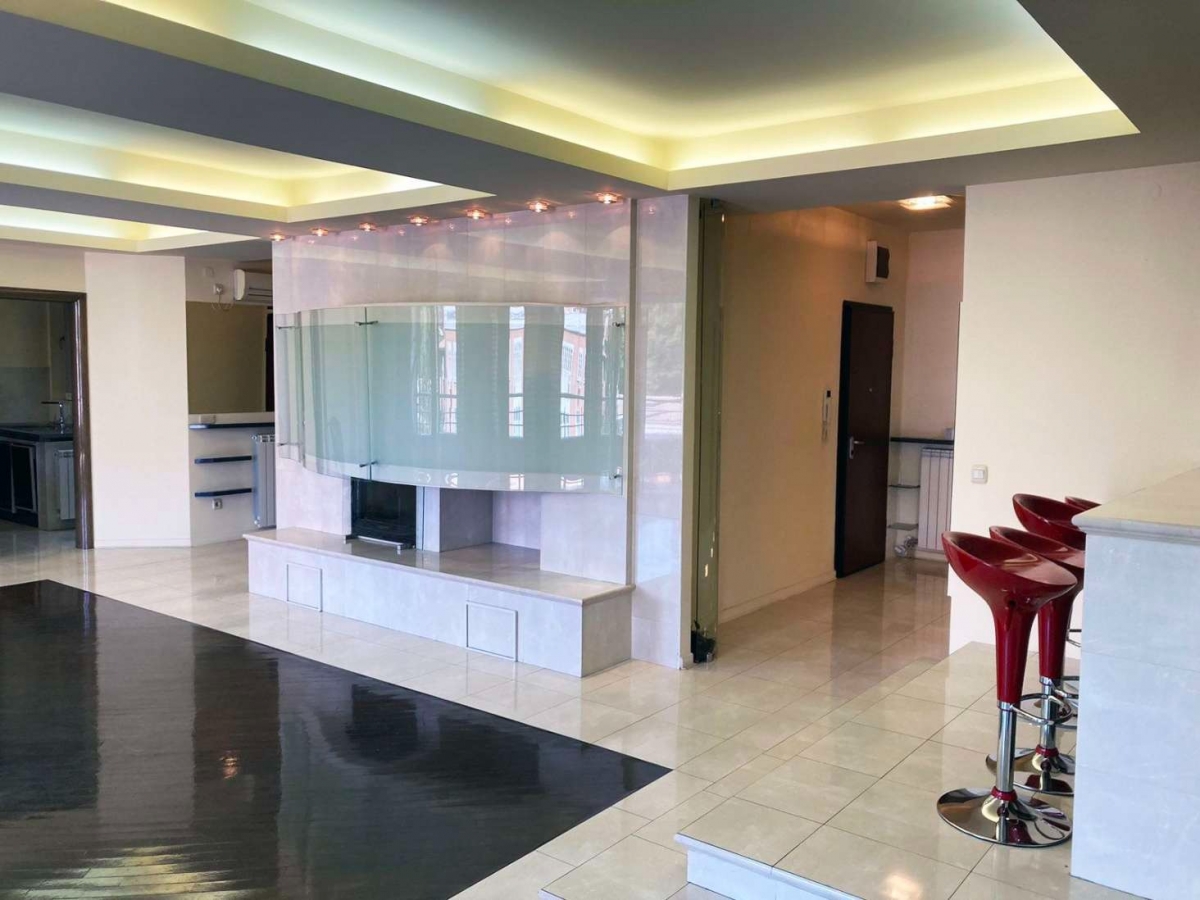 Izdaje se Luksuzan stan na Vracaru kod Hrama 3