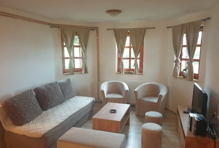 Prodajem kucu na Tari 2