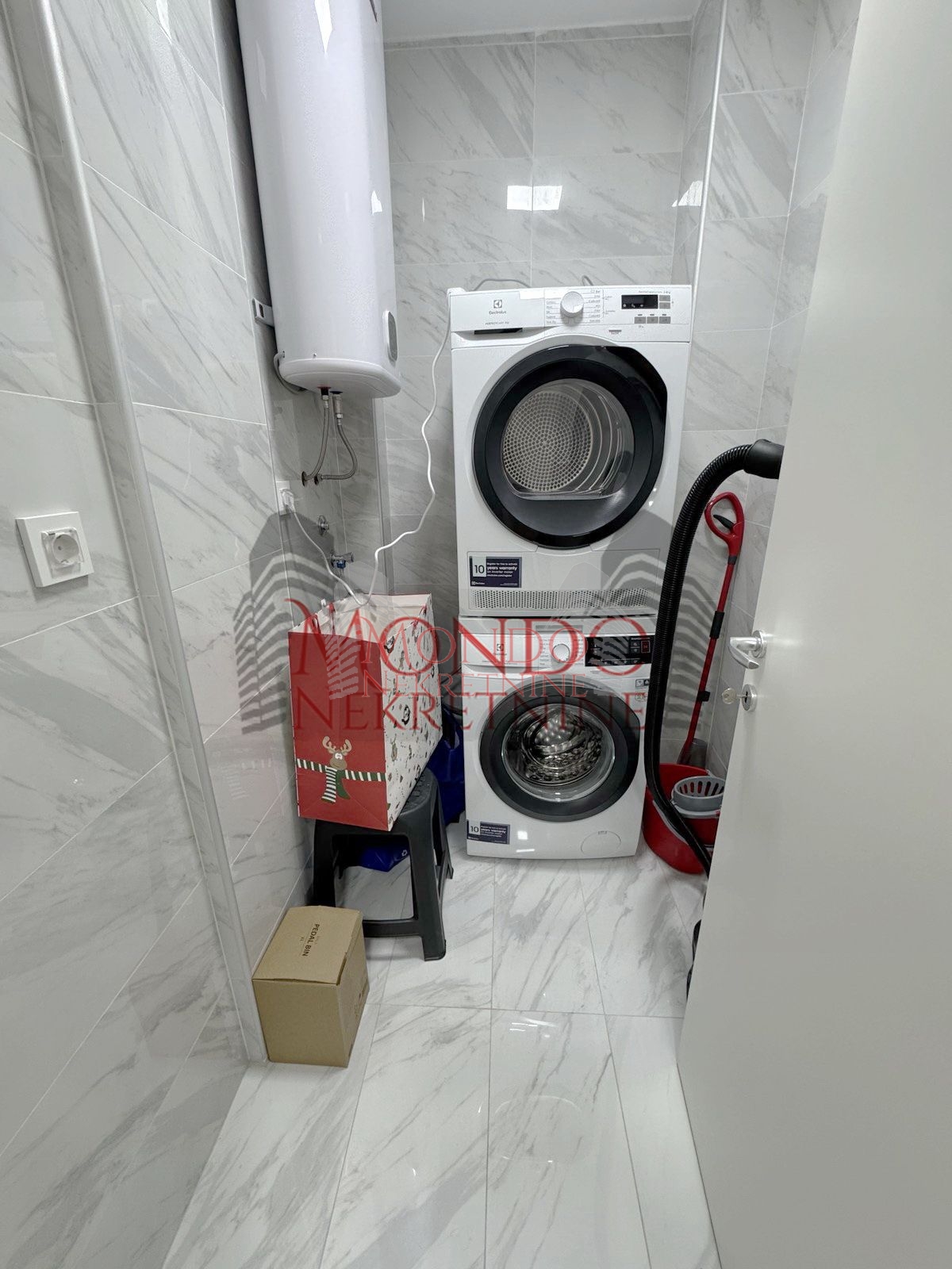 Jednoiposoban nov stan na Crvenom pevcu, novogradnja, parking! 11