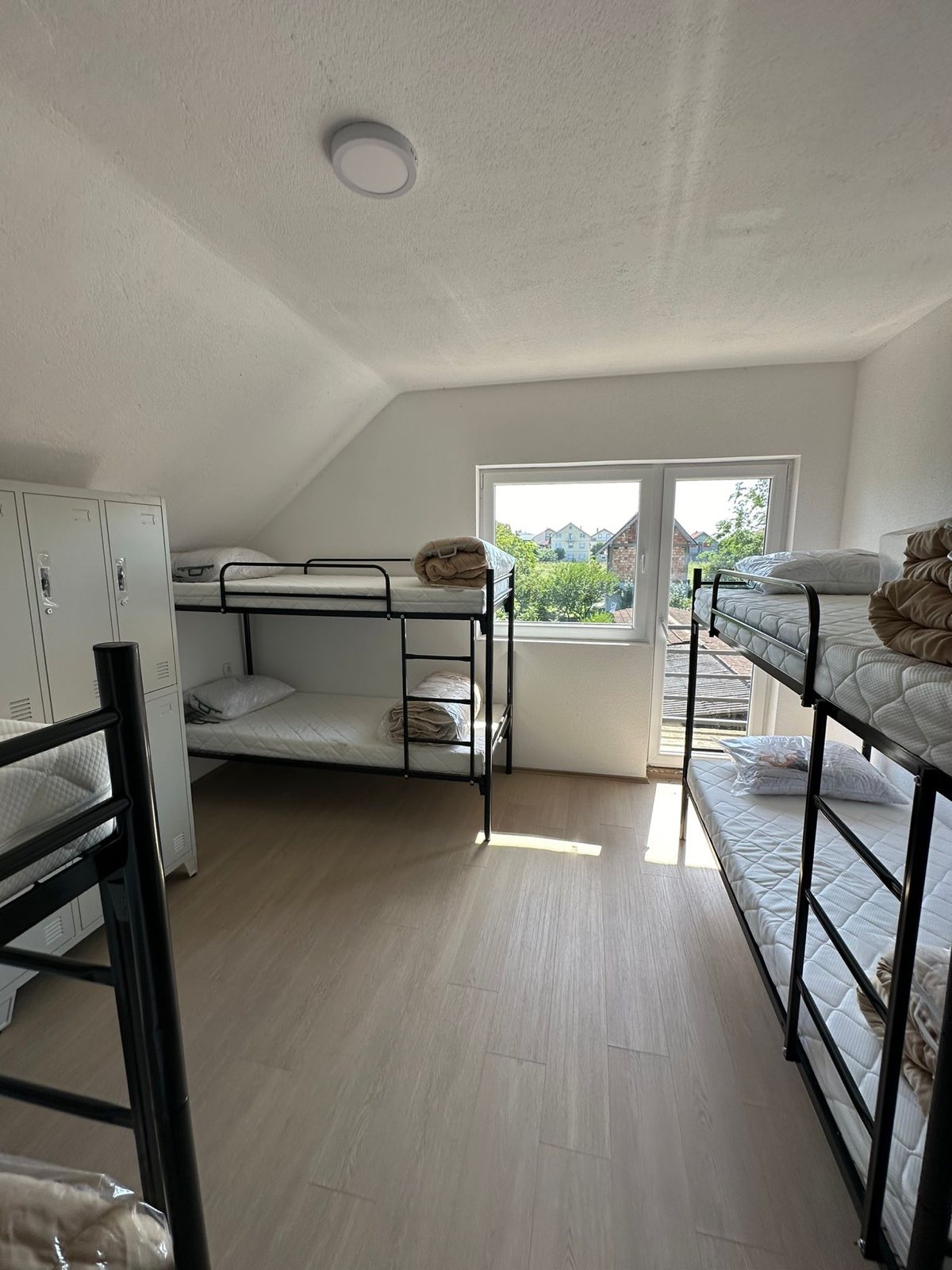 Izdajem smestaj za radnike Batajnica 2