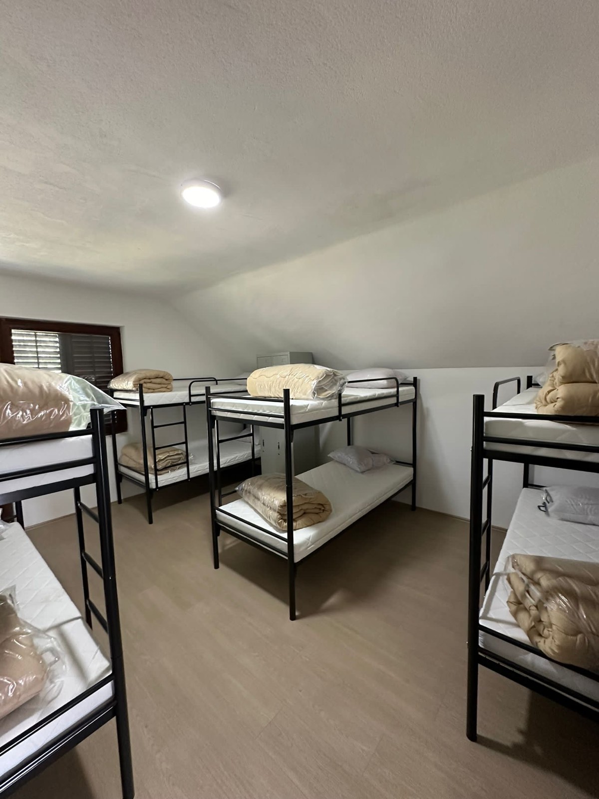 Izdajem smestaj za radnike Batajnica 3