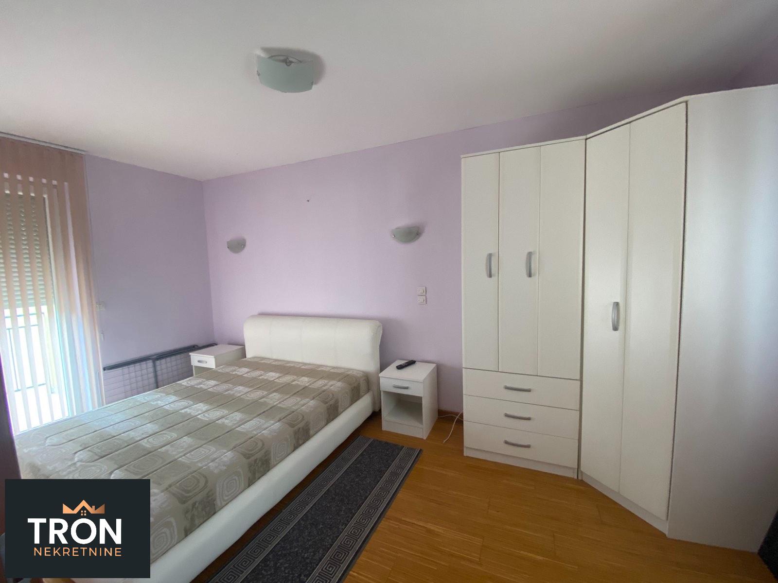 Komforan jednosoban stan na 300m od mosta ljubavi  53m2 4