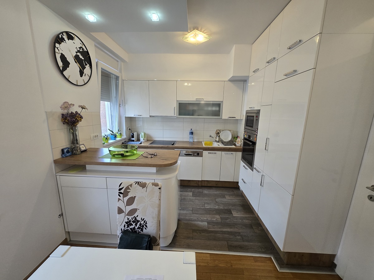 Izdajemo 3 0 stan  Bulevar Mihajla Pupina  80m2  namešten 3