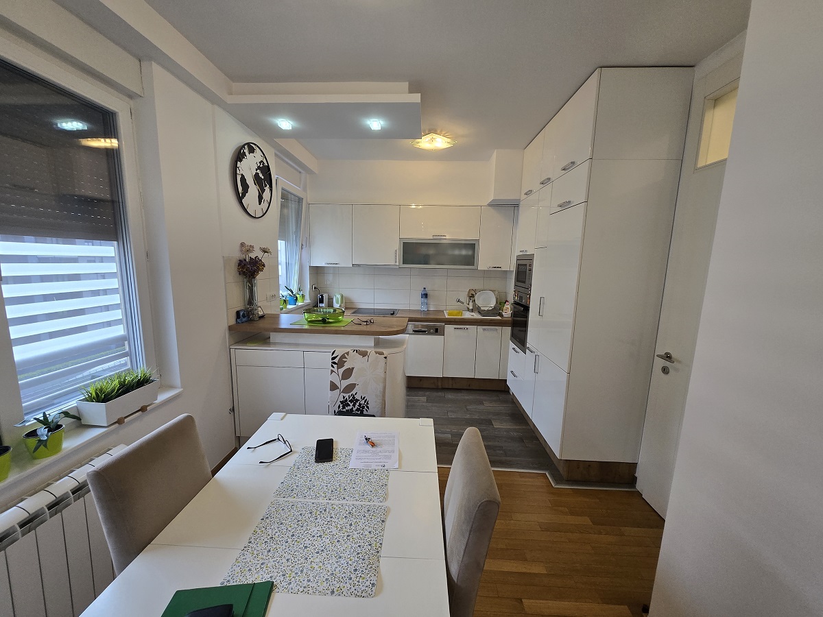 Izdajemo 3 0 stan  Bulevar Mihajla Pupina  80m2  namešten 4