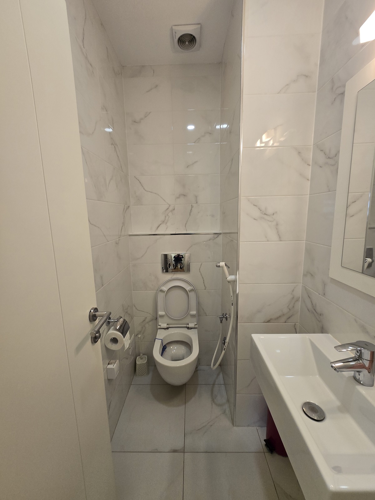 Izdajemo 3 0 stan  Bulevar Mihajla Pupina  80m2  namešten 5