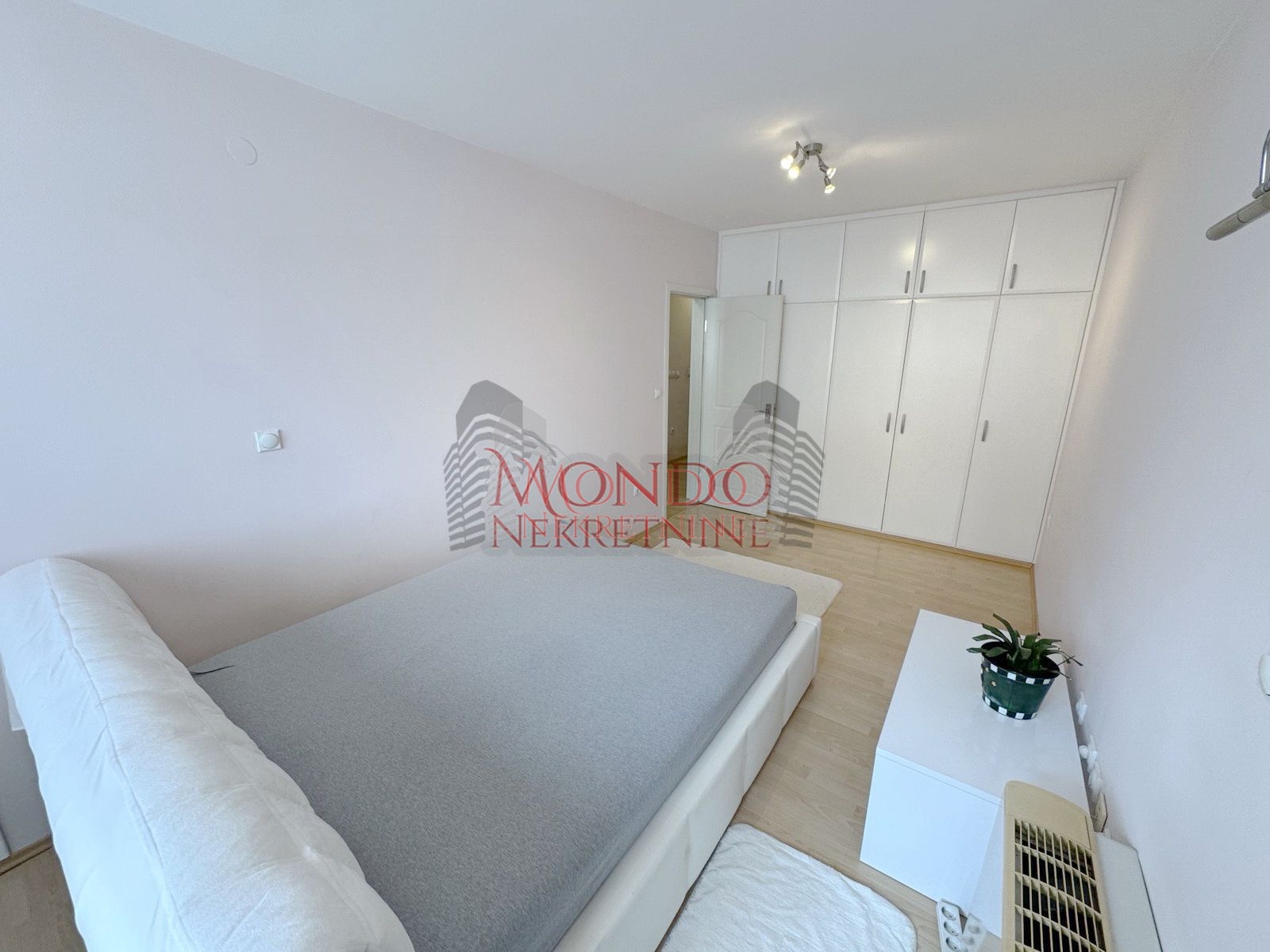 Jednoiposoban stan u Duvanistu, Magdon 8