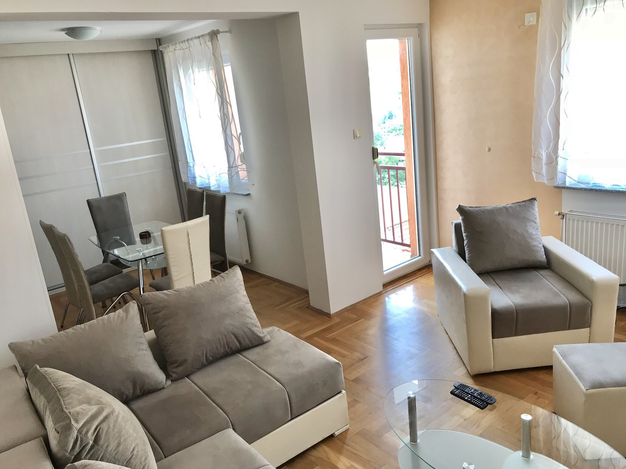 Trosoban stan za izdavanje  Dr Svetislava Kasapinovica 2B  800   84m² 2
