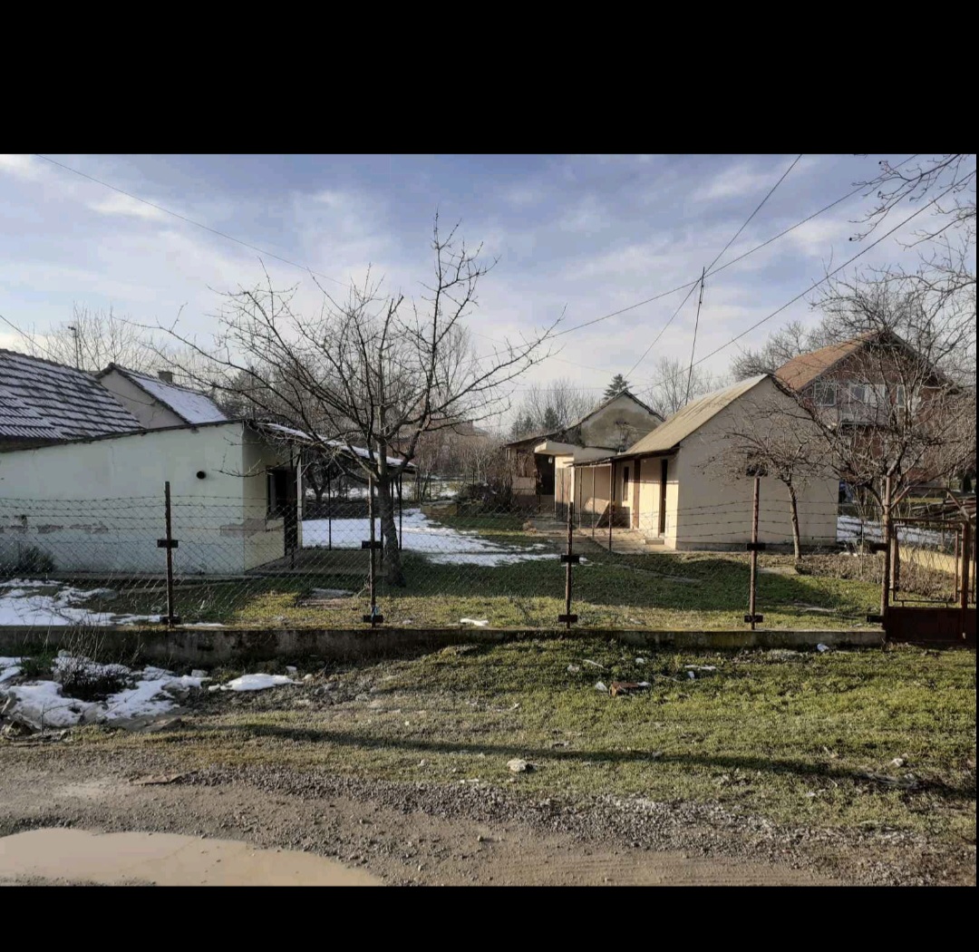 Prodajem plac sa kućom 1