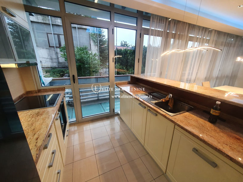 Četvorosoban stan za izdavanje  Beli dvor 8