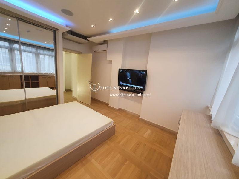 Četvorosoban stan za izdavanje  Beli dvor 3