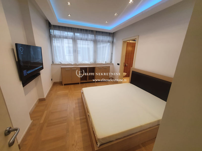 Četvorosoban stan za izdavanje  Beli dvor 10