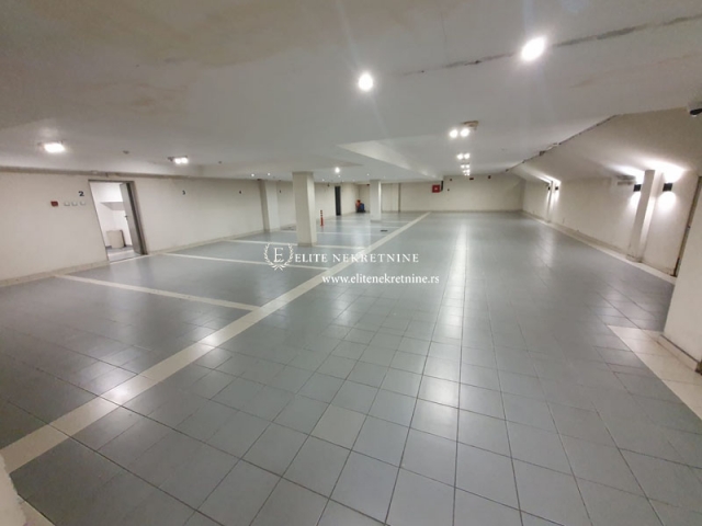 Četvorosoban stan za izdavanje  Beli dvor 9