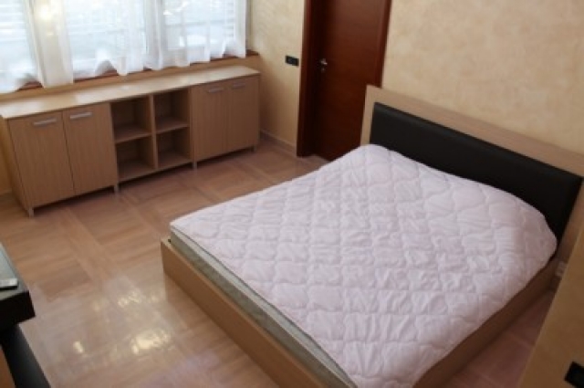 Četvorosoban stan za izdavanje  Beli dvor 5