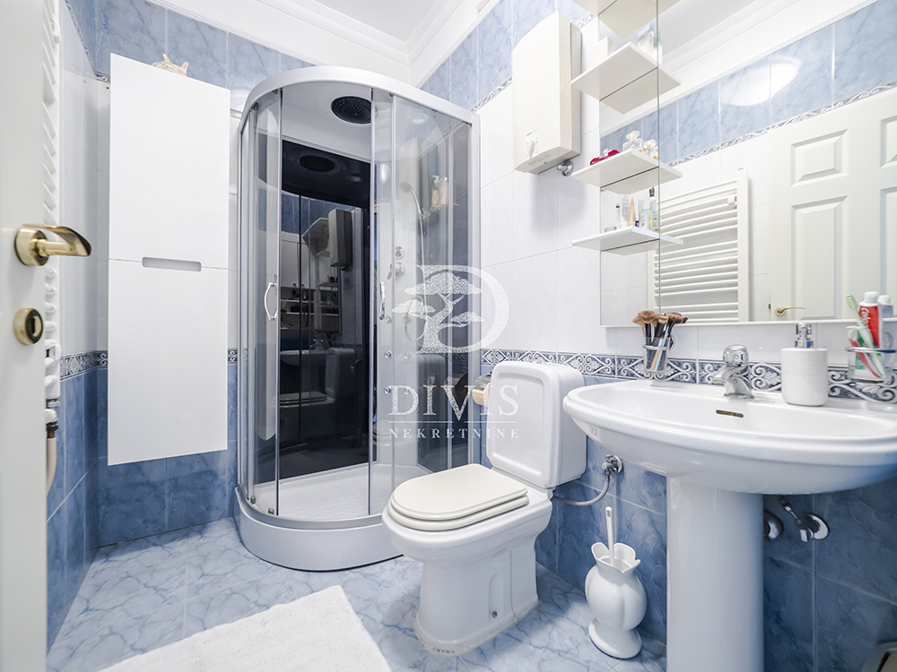 Izdajemo lux 3 0 salonski stan na Vračaru  107m2 4