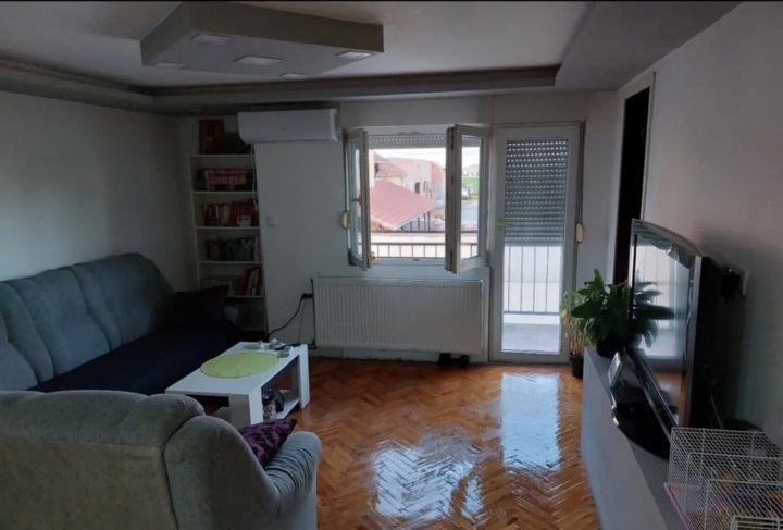 Prodajem kucu u Indjiji 3