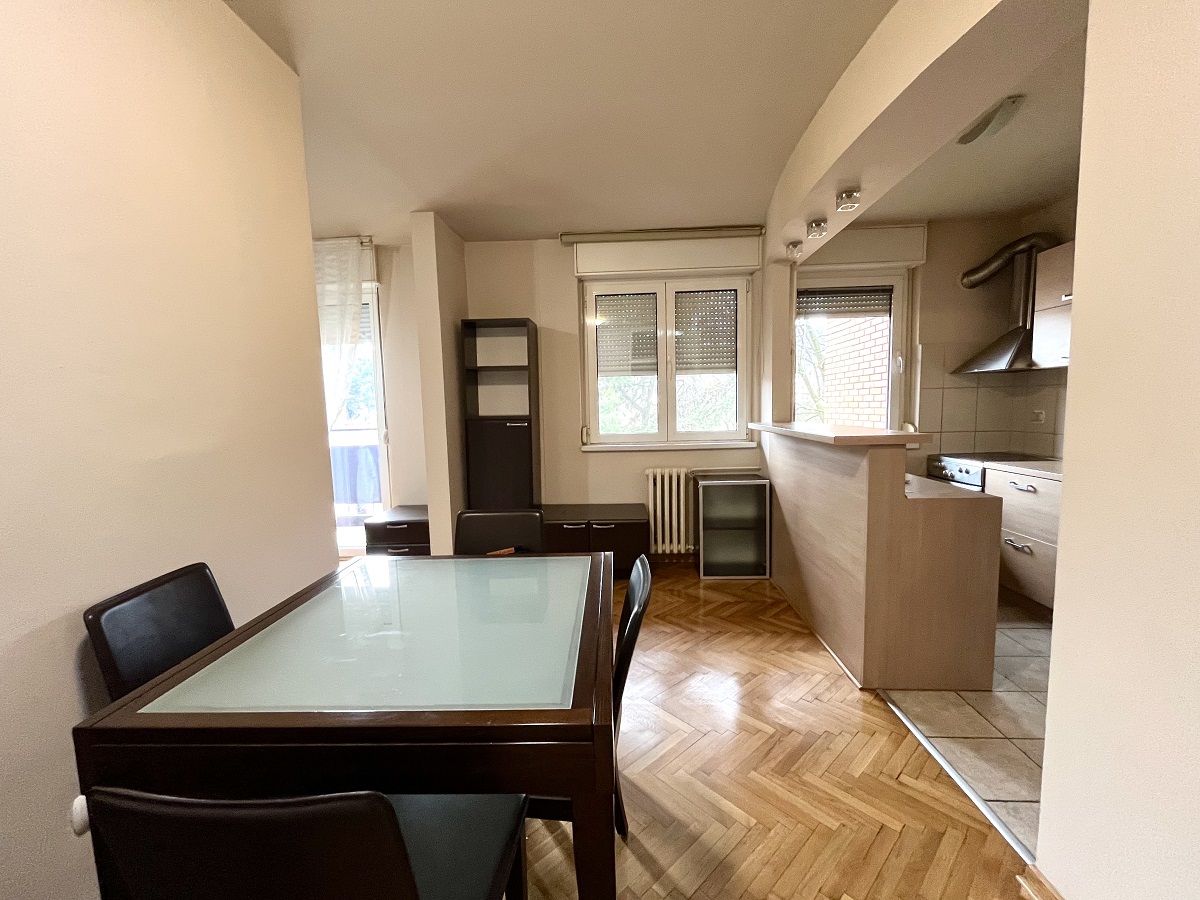 Izdajemo 4 0 duplex  Pere Velimirovića  105m2 2