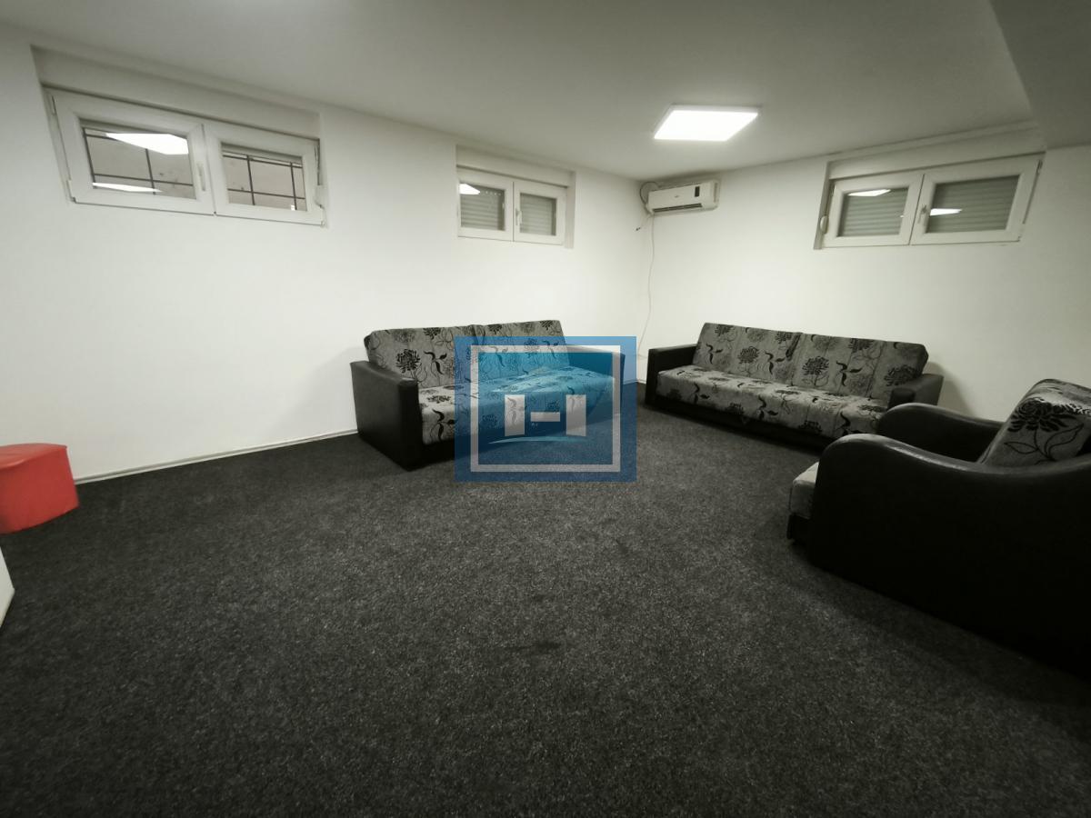 Na prodaju poslovni prostor od 82 m² u novijoj zgradi, s mogućnošću preuređenja u stambeni 2