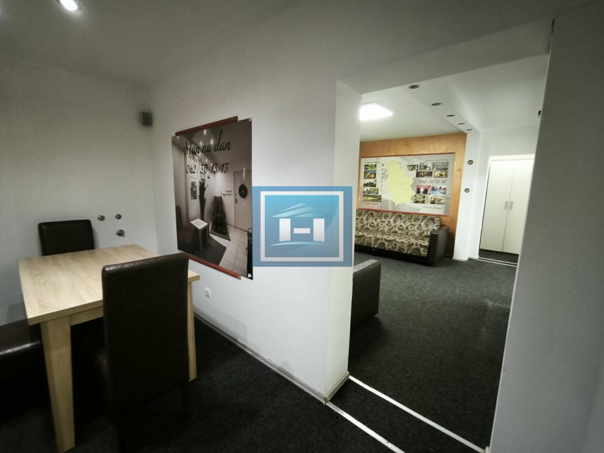 Na prodaju poslovni prostor od 82 m² u novijoj zgradi, s mogućnošću preuređenja u stambeni 4