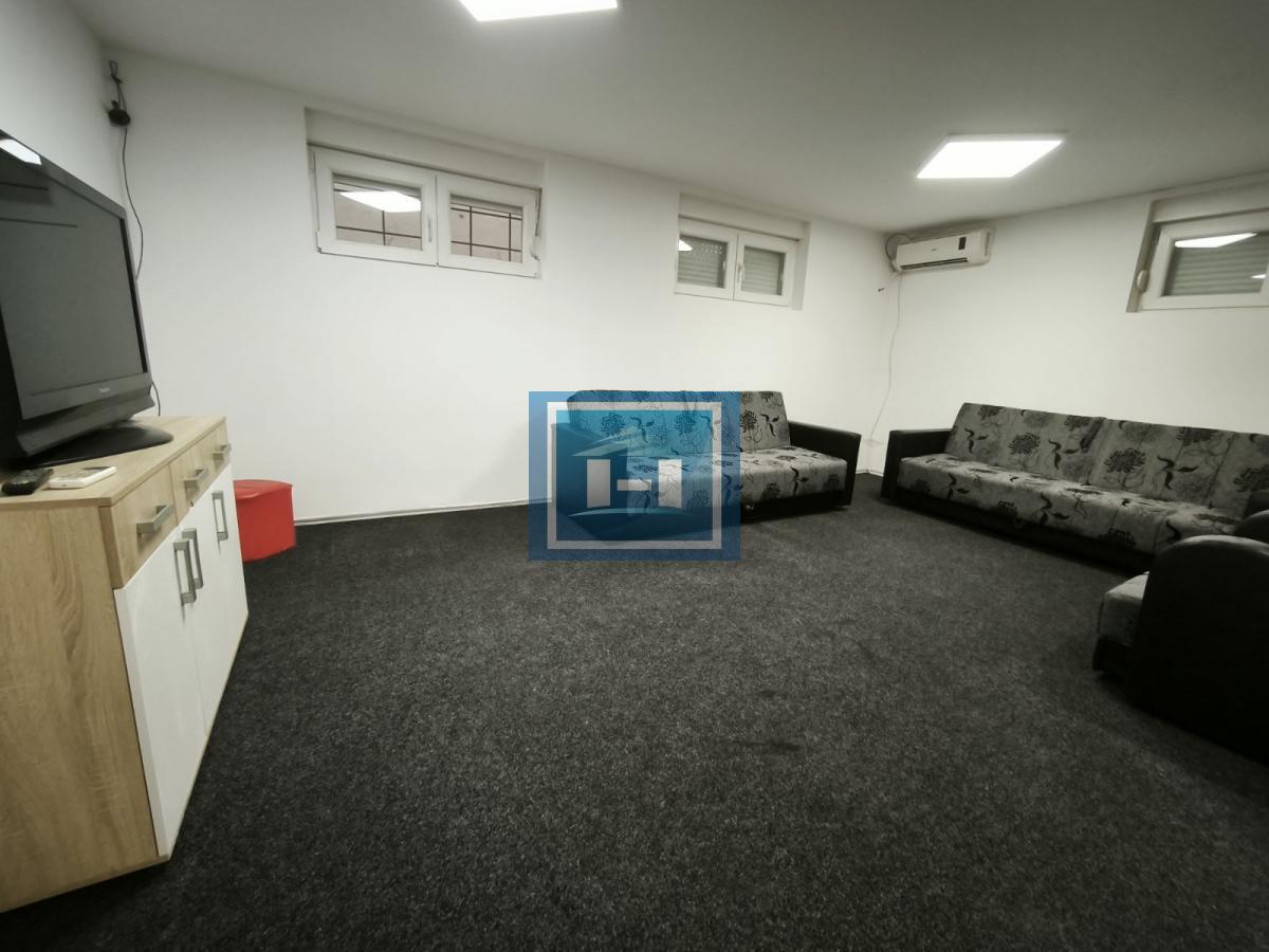 Na prodaju poslovni prostor od 82 m² u novijoj zgradi, s mogućnošću preuređenja u stambeni 5