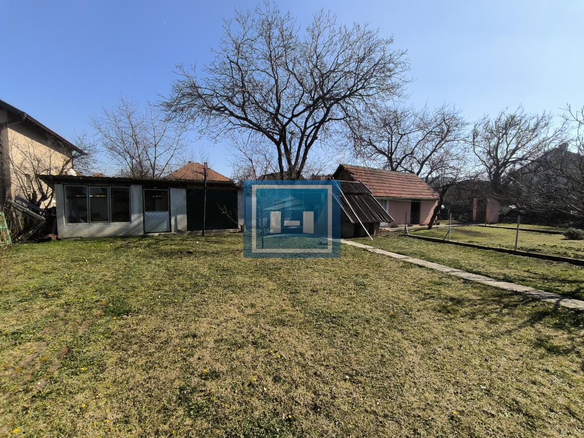 Na prodaju dve kuće sa garažom na 5.85 ari placa 12