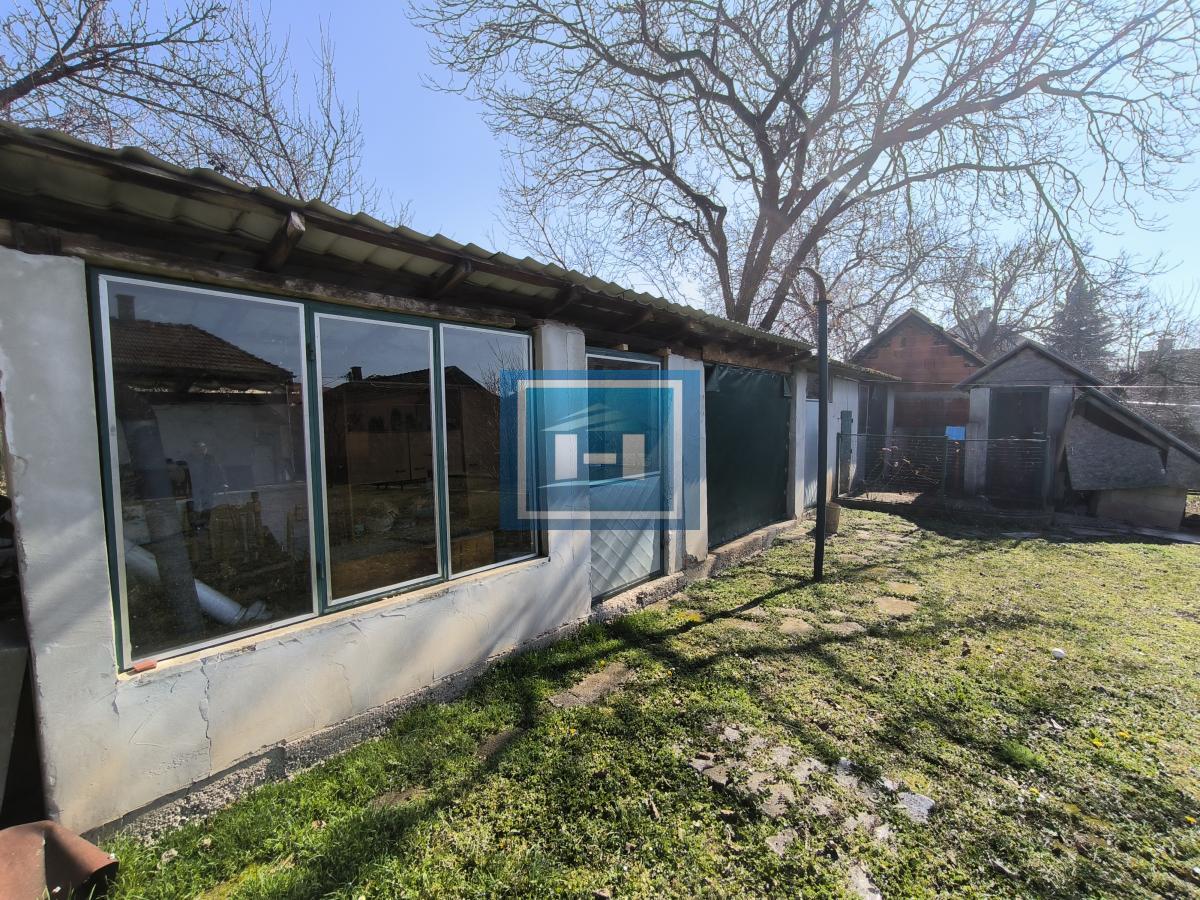 Na prodaju dve kuće sa garažom na 5.85 ari placa 13