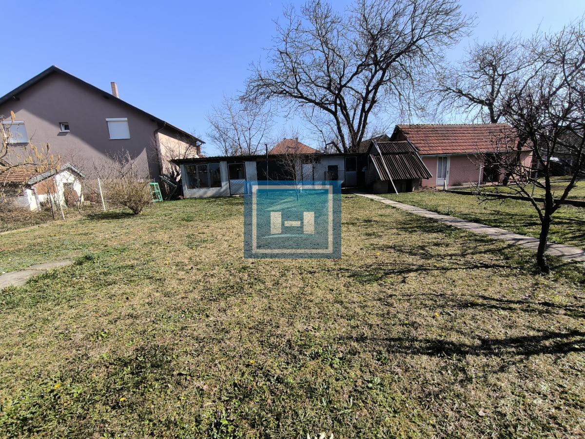 Na prodaju dve kuće sa garažom na 5.85 ari placa 11