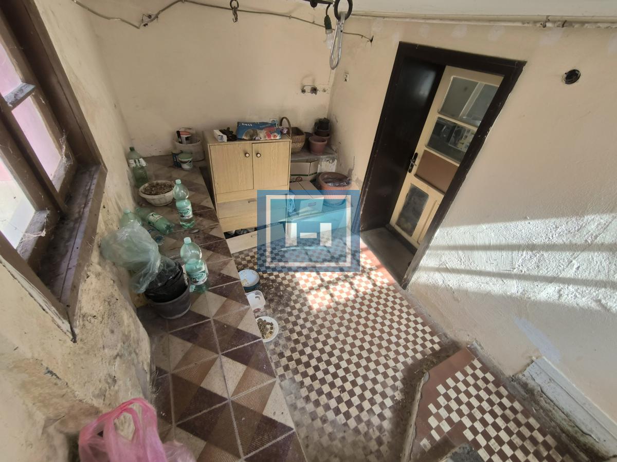 Na prodaju dve kuće sa garažom na 5.85 ari placa 8