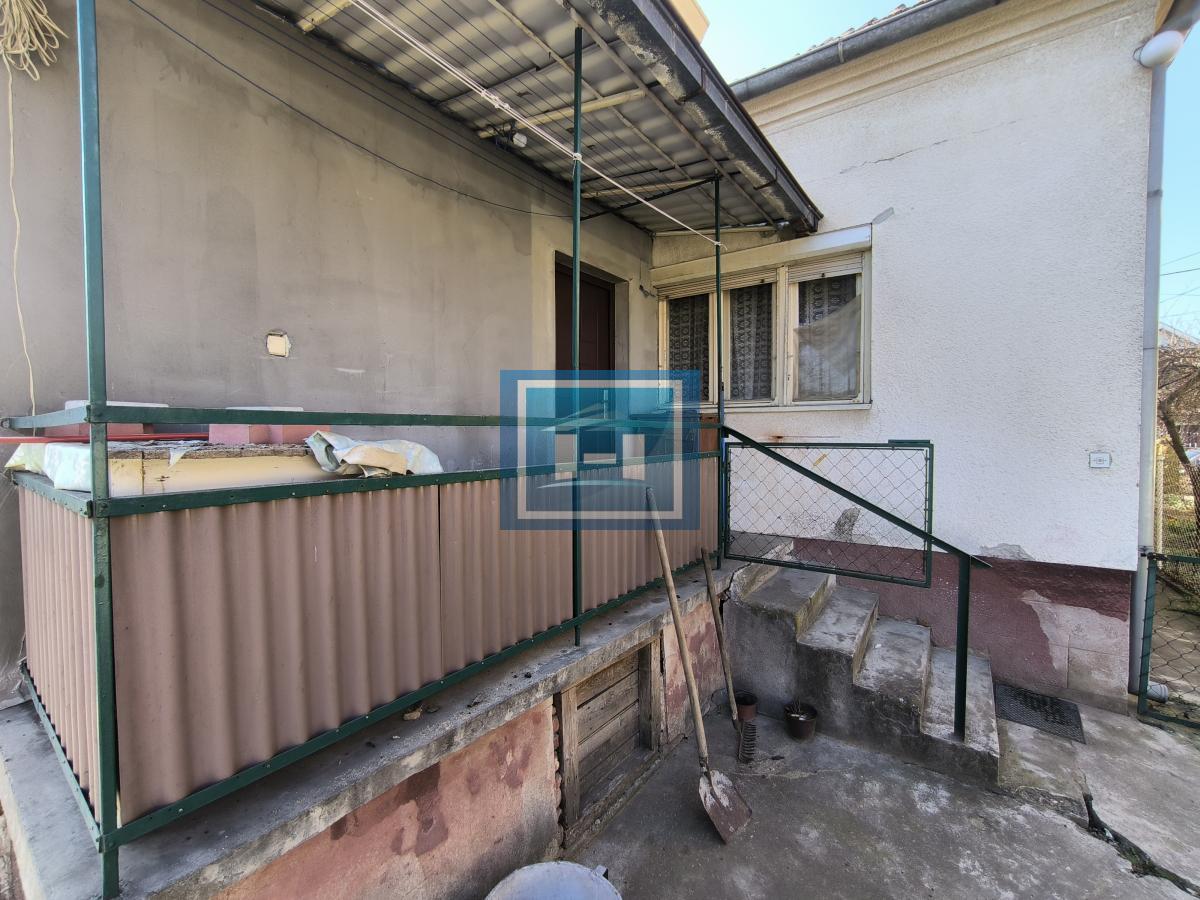 Na prodaju dve kuće sa garažom na 5.85 ari placa 9