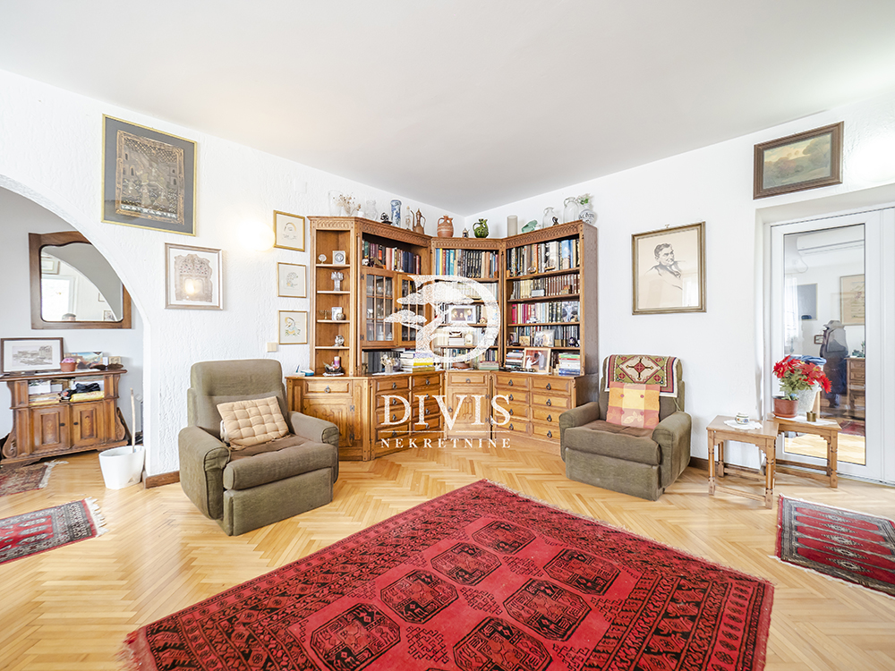 Prodajemo kuću od 336m2  na 5 ari placa  Mirijevska ulica  zeleno brdo 2