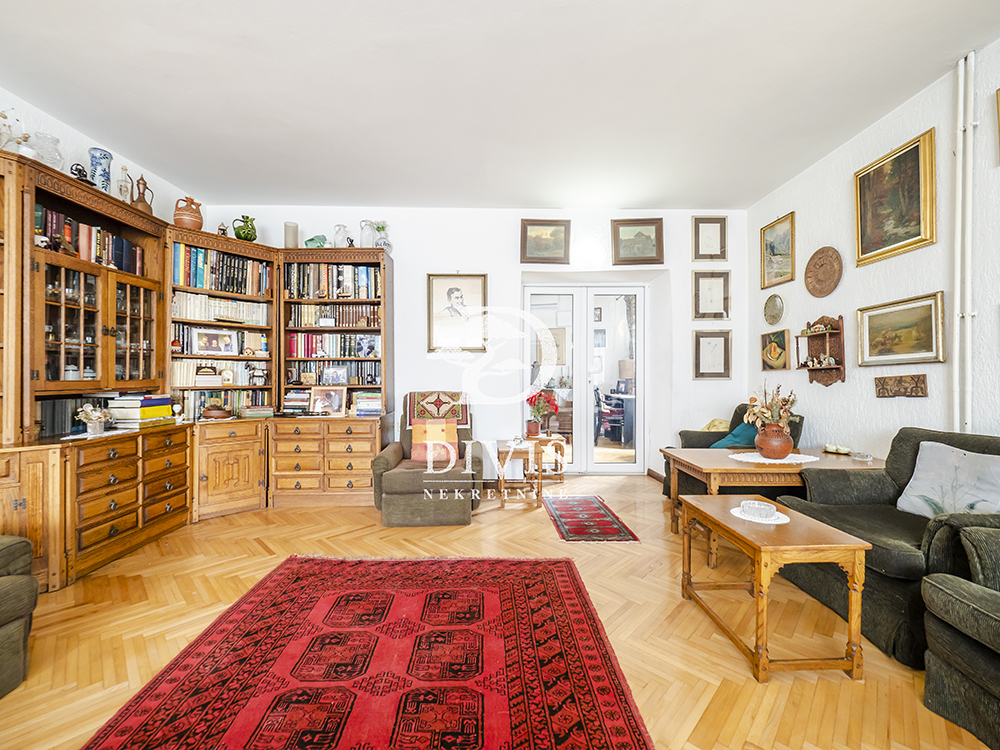 Prodajemo kuću od 336m2  na 5 ari placa  Mirijevska ulica  zeleno brdo 3