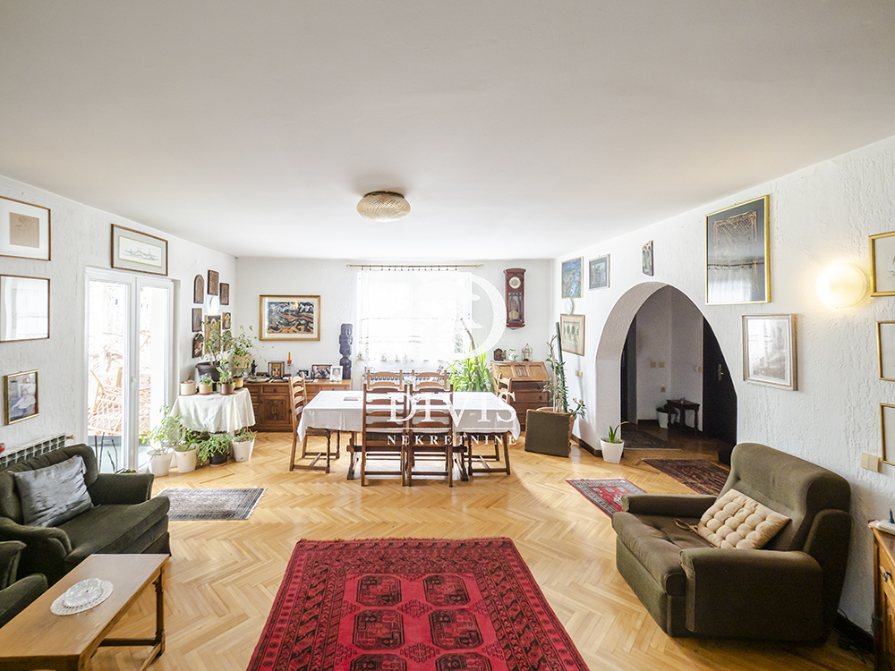 Prodajemo kuću od 336m2  na 5 ari placa  Mirijevska ulica  zeleno brdo 4