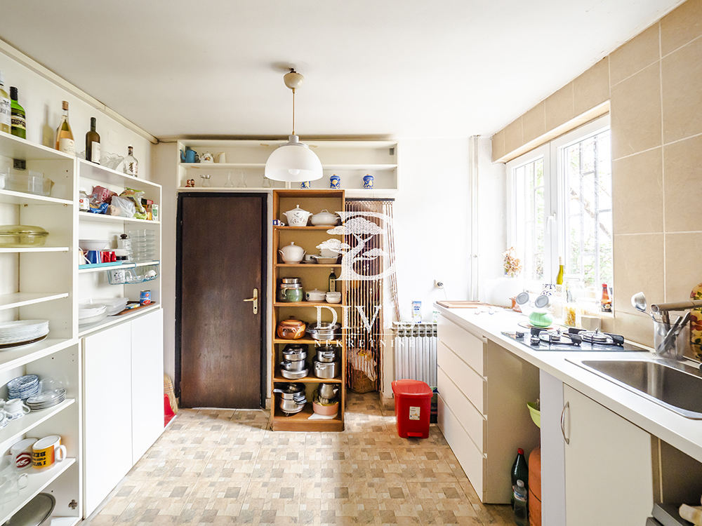 Prodajemo kuću od 336m2  na 5 ari placa  Mirijevska ulica  zeleno brdo 5