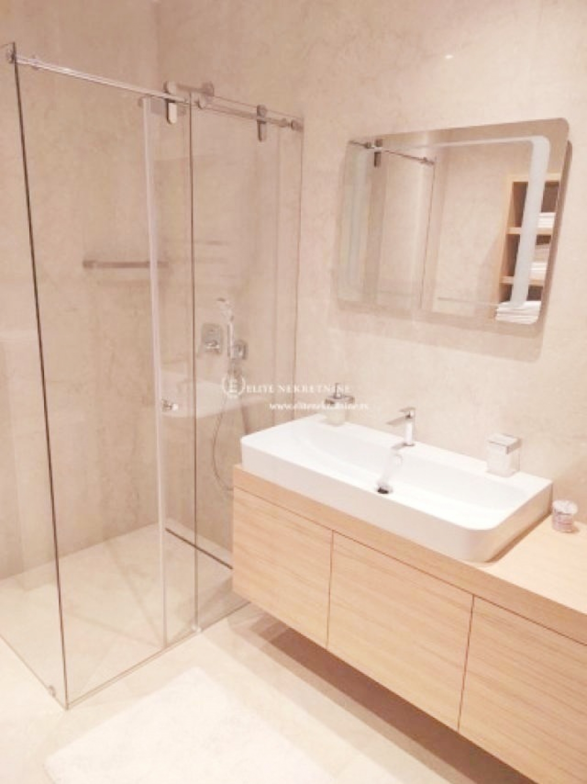 Izdavanje Četvorosoban lux stan sa garažom  cena sa svim troškovima 3