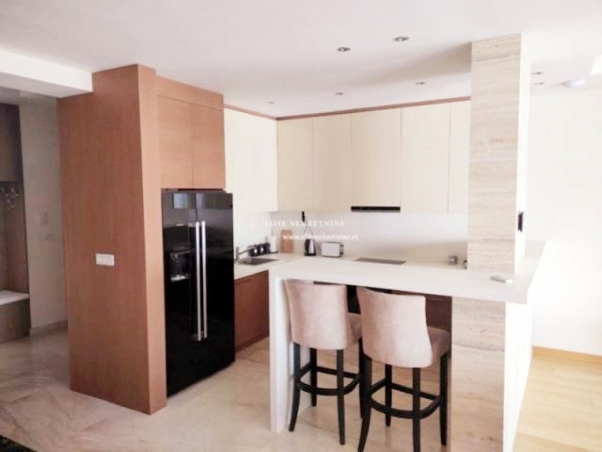 Izdavanje Četvorosoban lux stan sa garažom  cena sa svim troškovima 10