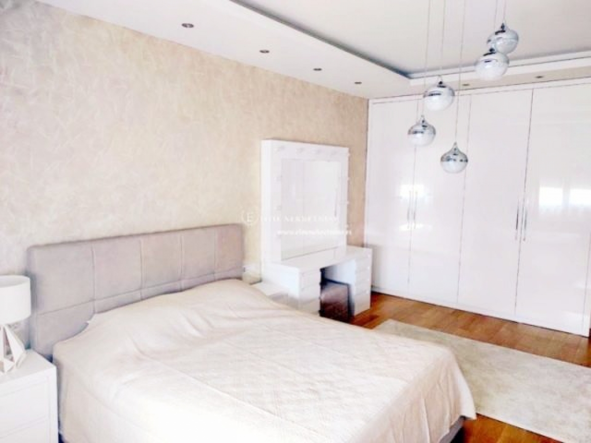 Izdavanje Četvorosoban lux stan sa garažom  cena sa svim troškovima 5