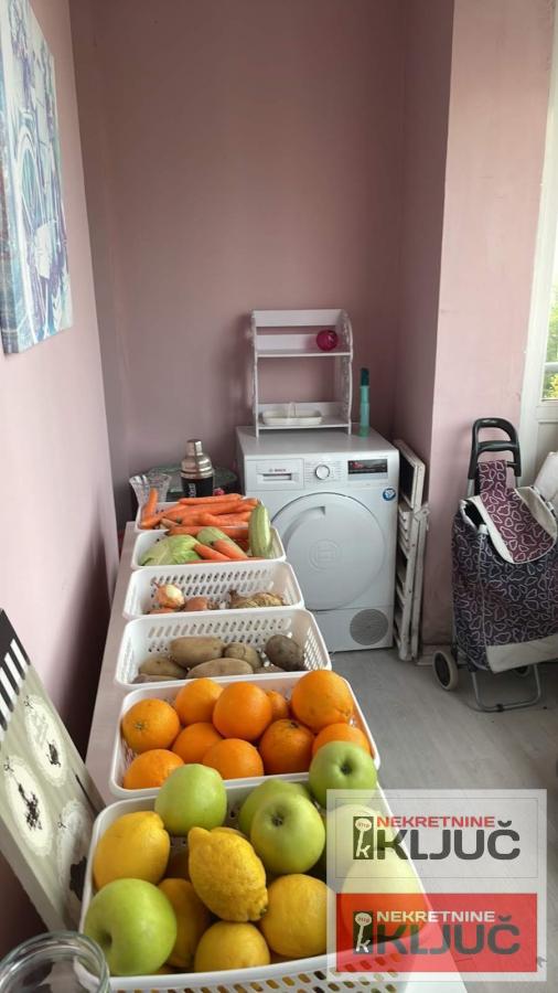 SOCIJALNO, 70m2, Trosoban sa GARAŽOM 10