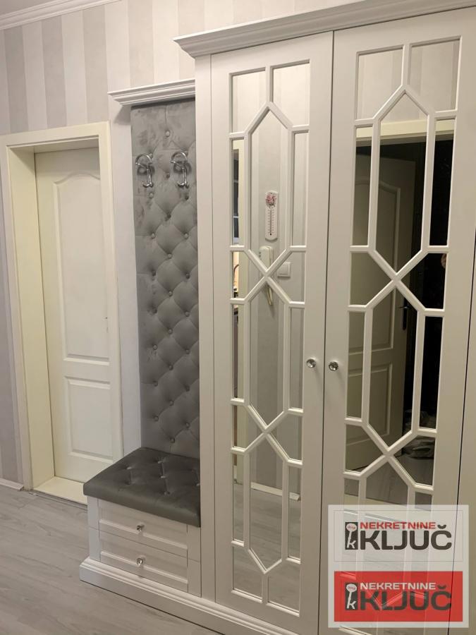 SOCIJALNO, 70m2, Trosoban sa GARAŽOM 11