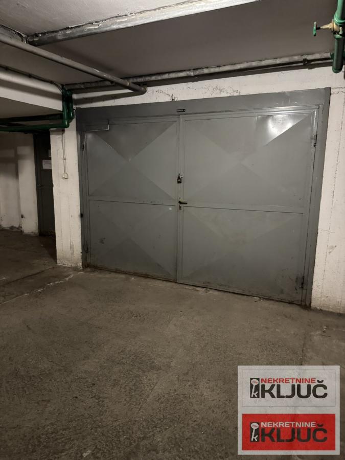 SOCIJALNO, 70m2, Trosoban sa GARAŽOM 12