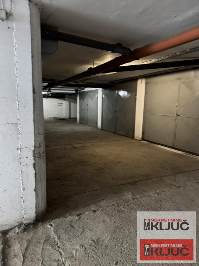 SOCIJALNO, 70m2, Trosoban sa GARAŽOM 13