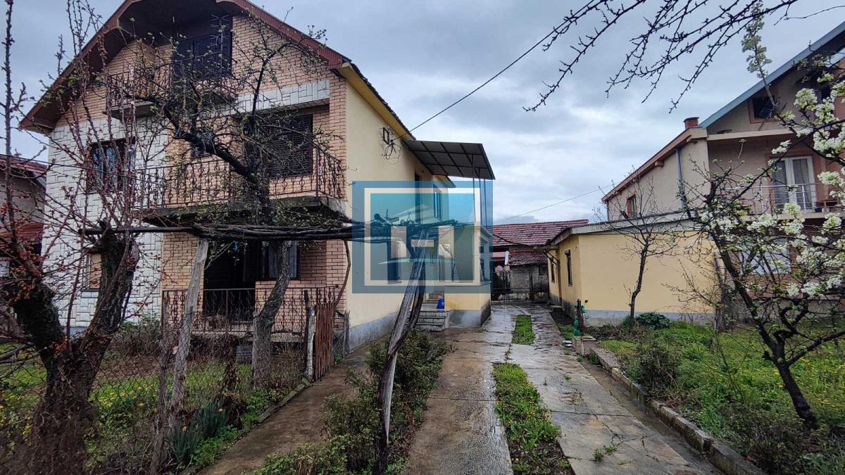 Kuća u centralnom delu Batočine pogodna za višečlane porodice 3