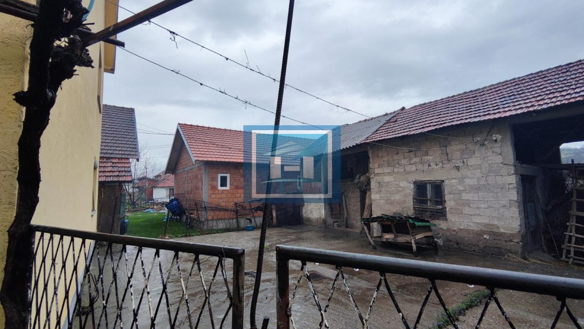 Kuća u centralnom delu Batočine pogodna za višečlane porodice 5