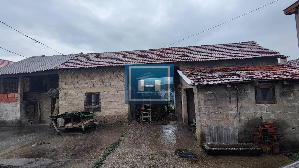 Kuća u centralnom delu Batočine pogodna za višečlane porodice 6