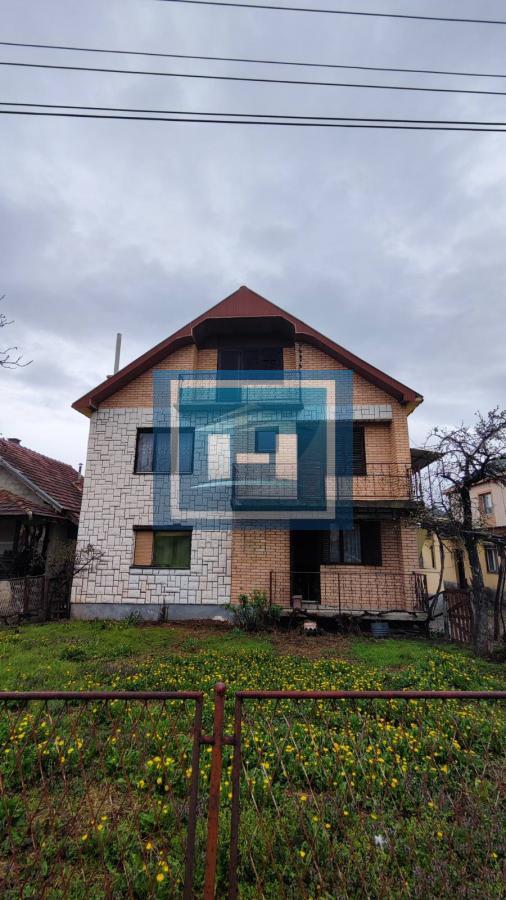 Kuća u centralnom delu Batočine pogodna za višečlane porodice 33