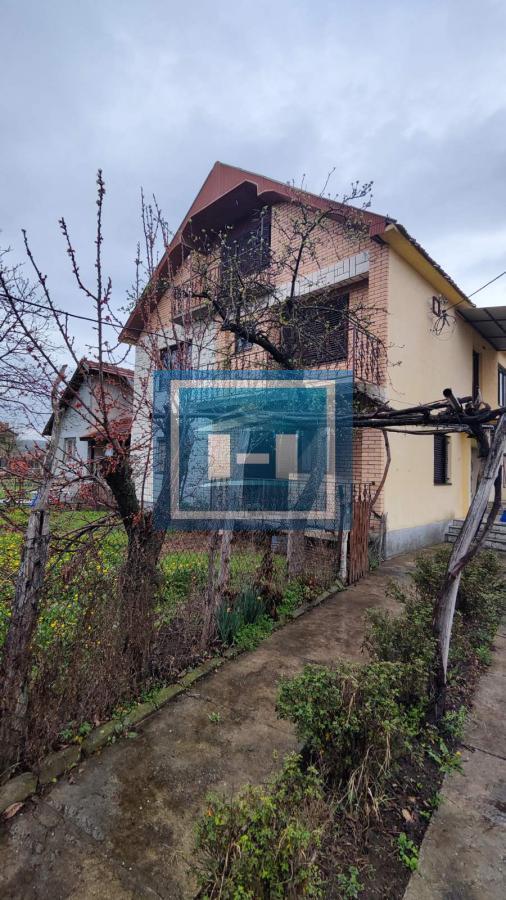 Kuća u centralnom delu Batočine pogodna za višečlane porodice 34