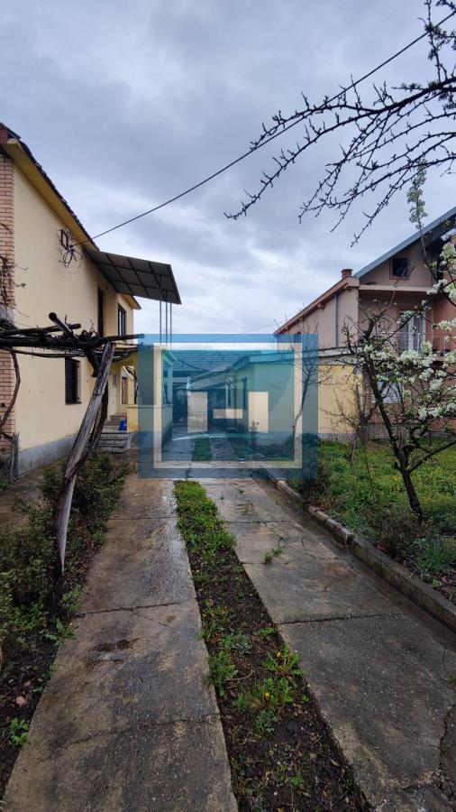 Kuća u centralnom delu Batočine pogodna za višečlane porodice 35